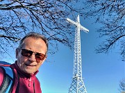 02 Eccomi il giorno dopo alla croce di vetta del Monte Zucco (1232 m) 